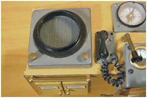funktionstüchtiges Radarsichtgerät, Brückentelefon und Kompass